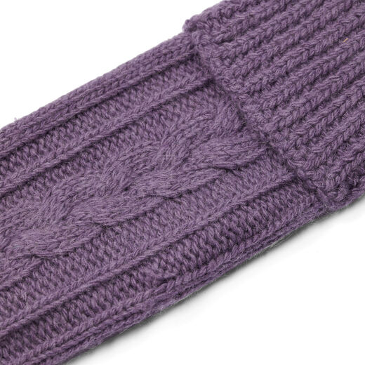 Detail of wool pattern of a lilac mitten